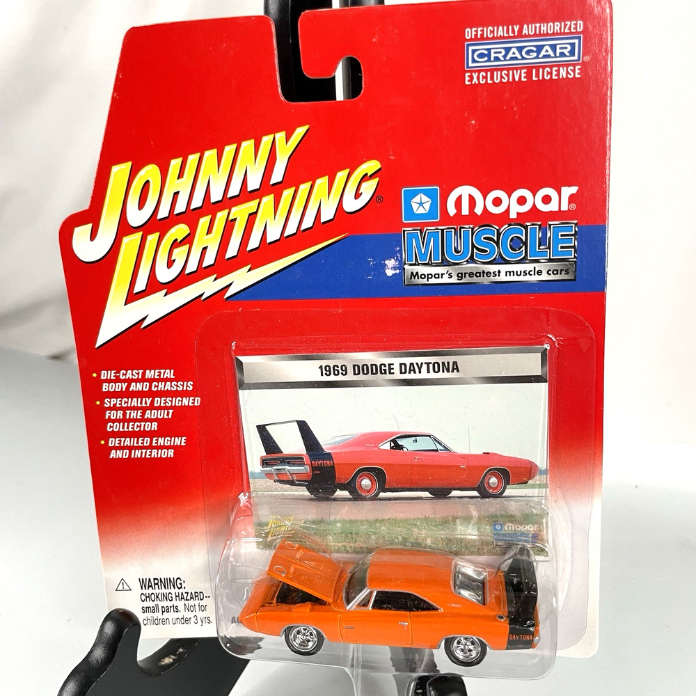 Johnny Lightning Mopar Muscle 1969 Dodge Charger Daytona orange